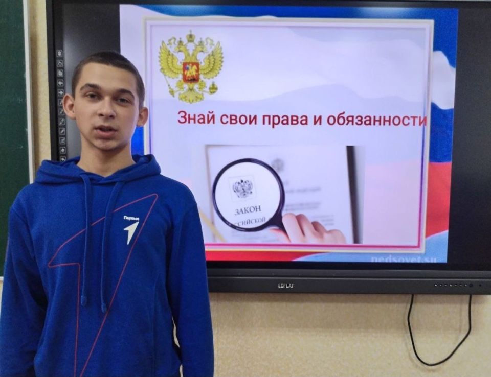 В преддверии Всероссийского дня правовой помощи детям, в рамках проекта «Классные встречи», в Брянковской средней школе №4 советник директора Хлапонина Ирина организовала для старшеклассников диалог с инспектором по делам... В преддверии Всероссийского дня правовой помощи детям, в рамках проекта «Классные встречи», в Брянковской средней школе №4 советник директора Хлапонина Ирина организовала для старшеклассников диалог с инспектором по делам...