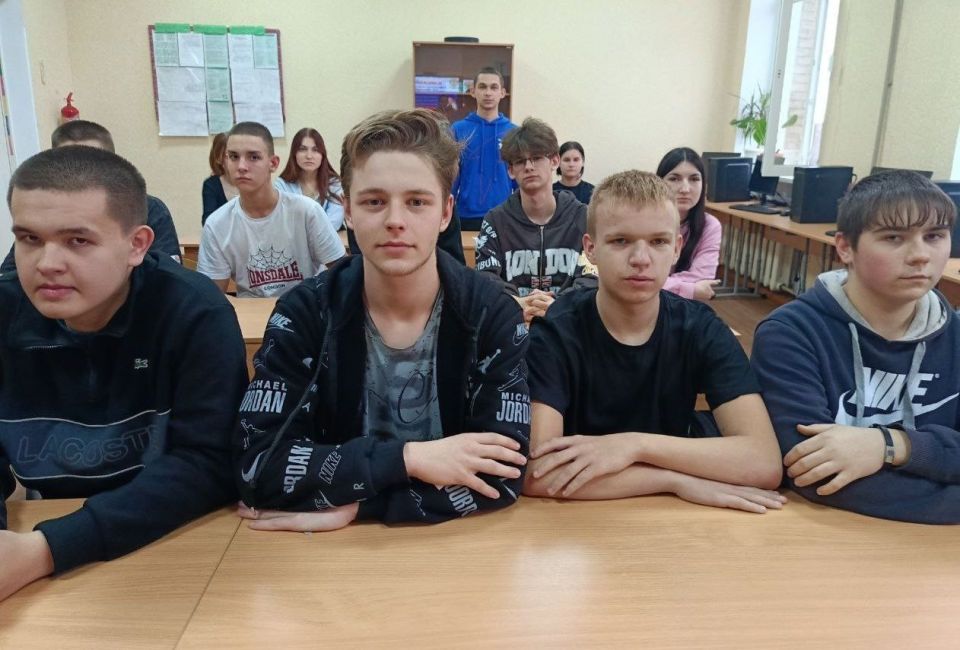 В преддверии Всероссийского дня правовой помощи детям, в рамках проекта «Классные встречи», в Брянковской средней школе №4 советник директора Хлапонина Ирина организовала для старшеклассников диалог с инспектором по делам... В преддверии Всероссийского дня правовой помощи детям, в рамках проекта «Классные встречи», в Брянковской средней школе №4 советник директора Хлапонина Ирина организовала для старшеклассников диалог с инспектором по делам...