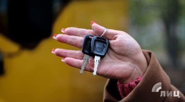 Две женщины наряду с мужчинами работают водителями автобуса в Луганскгортрансе