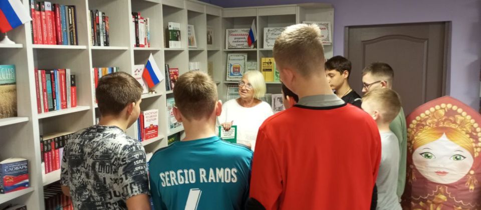 В Новоайдарской библиотеке прошел литературный обзор «Все краски детства» В Новоайдарской библиотеке прошел литературный обзор «Все краски детства»