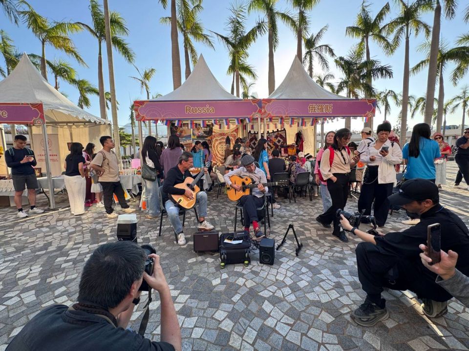 16 ноября 2025 года Генеральный консул России в Гонконге Анатолий Каргаполов принял участие в официальной церемонии открытия программы «Азиатские этнические культурные выступления+» в рамках многонационального Фестиваля... 16 ноября 2025 года Генеральный консул России в Гонконге Анатолий Каргаполов принял участие в официальной церемонии открытия программы «Азиатские этнические культурные выступления+» в рамках многонационального Фестиваля...