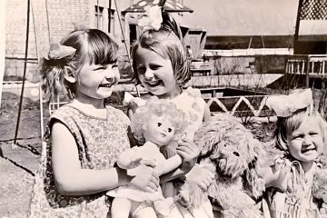 Анна Тодорова: Сегодня, во Всемирный день ребёнка, хочется ненадолго вернуться в детство — своё или родительское, ведь у каждой эпохи своя неповторимая атмосфера