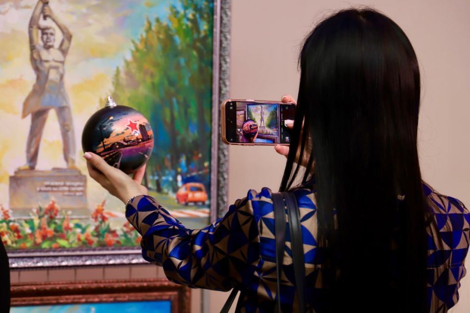 Город мастеров. Локальные бренды меняют экономику Ярмарка-форум «Сделано в Луганске», прошедшая 20 ноября в столице республики, собрала десятки местных брендов и мастеров, превратив Дворец культуры имени Ленина в... Город мастеров. Локальные бренды меняют экономику Ярмарка-форум «Сделано в Луганске», прошедшая 20 ноября в столице республики, собрала десятки местных брендов и мастеров, превратив Дворец культуры имени Ленина в...