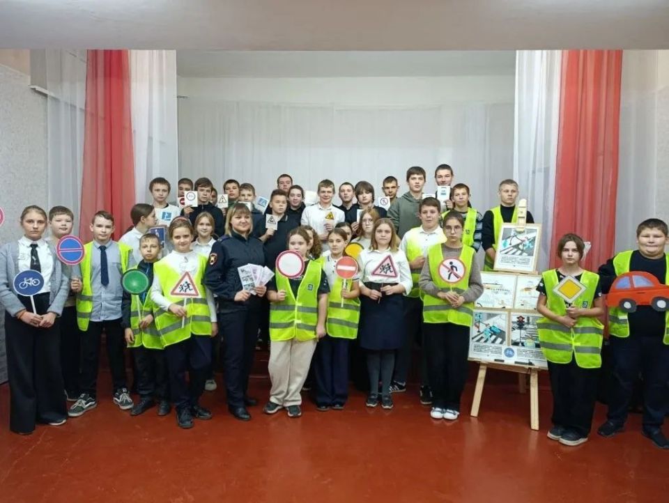 В Антраците сотрудники Госавтоинспекции провели серию лекций в образовательных организациях, расположенных на территории муниципалитета