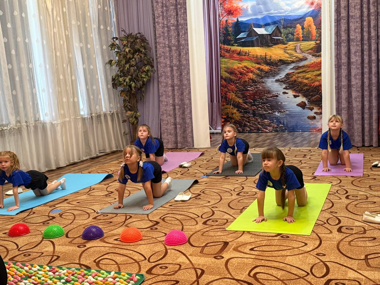 В Ровеньковском детском саду «Ладушки» состоялось открытие кружковой деятельности «Йога для дошколят»! В Ровеньковском детском саду «Ладушки» состоялось открытие кружковой деятельности «Йога для дошколят»!