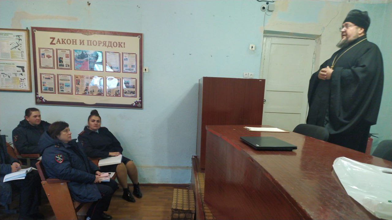 111Брянковские полицейские встретились с протоиреем Свято-Николаевского храма 111Брянковские полицейские встретились с протоиреем Свято-Николаевского храма