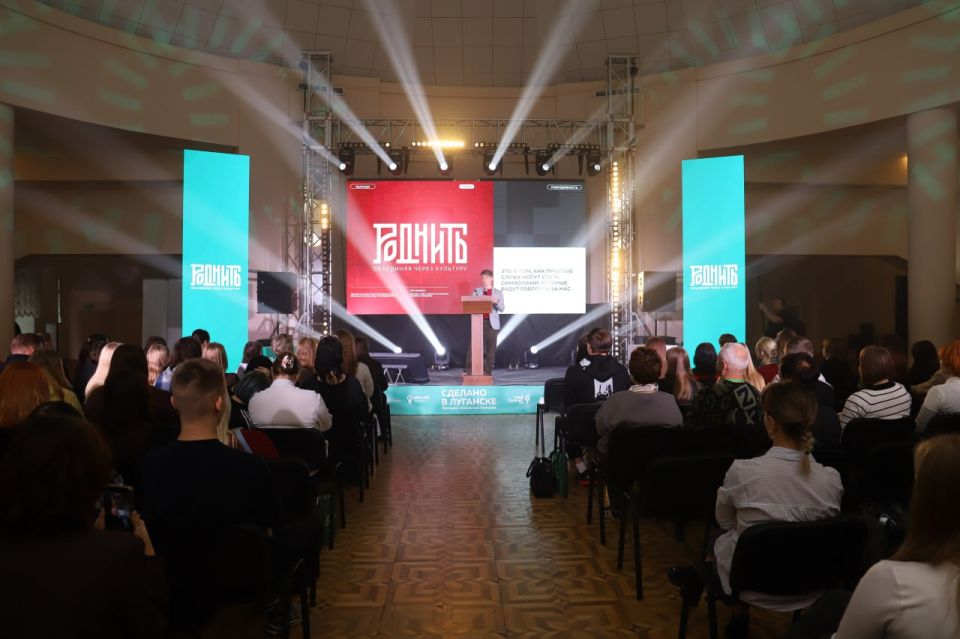 Город мастеров. Локальные бренды меняют экономику Ярмарка-форум «Сделано в Луганске», прошедшая 20 ноября в столице республики, собрала десятки местных брендов и мастеров, превратив Дворец культуры имени Ленина в... Город мастеров. Локальные бренды меняют экономику Ярмарка-форум «Сделано в Луганске», прошедшая 20 ноября в столице республики, собрала десятки местных брендов и мастеров, превратив Дворец культуры имени Ленина в...