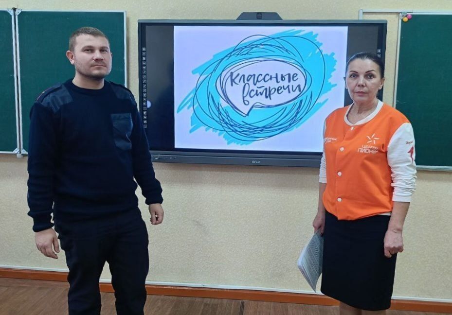 В преддверии Всероссийского дня правовой помощи детям, в рамках проекта «Классные встречи», в Брянковской средней школе №4 советник директора Хлапонина Ирина организовала для старшеклассников диалог с инспектором по делам... В преддверии Всероссийского дня правовой помощи детям, в рамках проекта «Классные встречи», в Брянковской средней школе №4 советник директора Хлапонина Ирина организовала для старшеклассников диалог с инспектором по делам...
