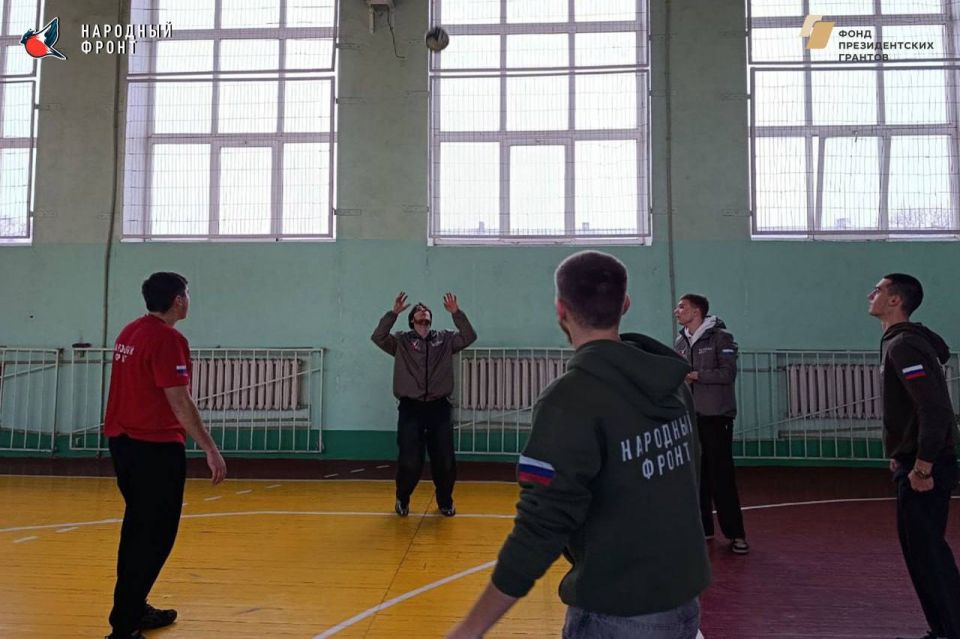 На спорт - как на работу!. Алчевская Молодёжка Народного фронта в свободное время провела дружеский матч по волейболу На спорт - как на работу!. Алчевская Молодёжка Народного фронта в свободное время провела дружеский матч по волейболу