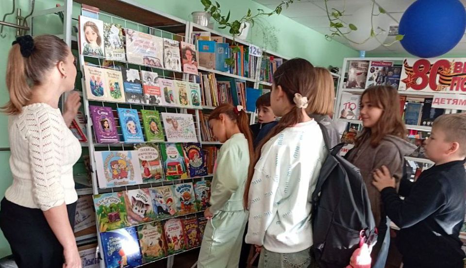 В Новоайдарской библиотеке прошел литературный обзор «Все краски детства» В Новоайдарской библиотеке прошел литературный обзор «Все краски детства»