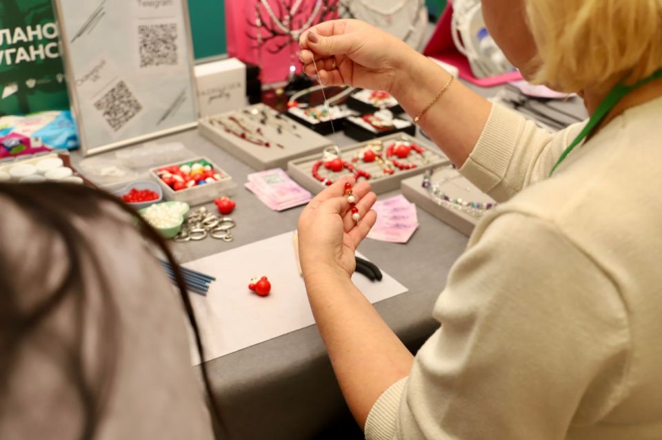 Город мастеров. Локальные бренды меняют экономику Ярмарка-форум «Сделано в Луганске», прошедшая 20 ноября в столице республики, собрала десятки местных брендов и мастеров, превратив Дворец культуры имени Ленина в... Город мастеров. Локальные бренды меняют экономику Ярмарка-форум «Сделано в Луганске», прошедшая 20 ноября в столице республики, собрала десятки местных брендов и мастеров, превратив Дворец культуры имени Ленина в...