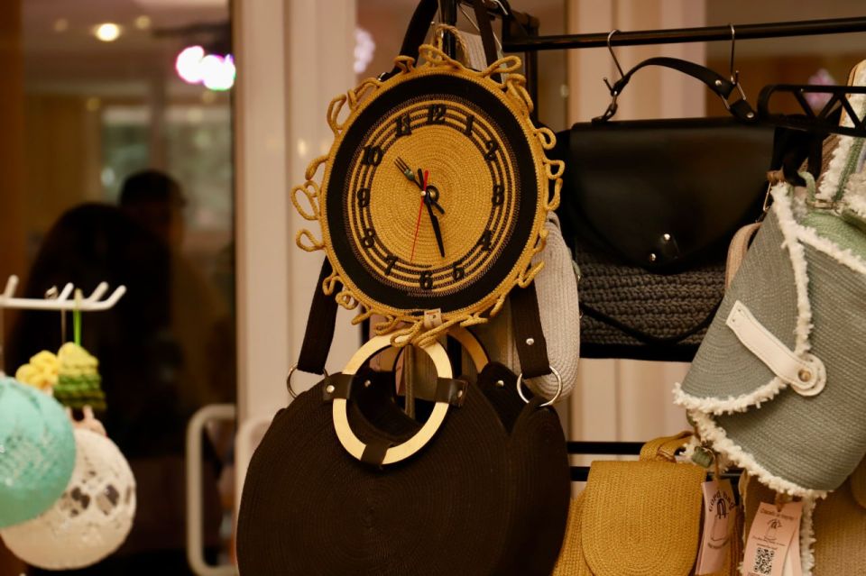 Город мастеров. Локальные бренды меняют экономику Ярмарка-форум «Сделано в Луганске», прошедшая 20 ноября в столице республики, собрала десятки местных брендов и мастеров, превратив Дворец культуры имени Ленина в... Город мастеров. Локальные бренды меняют экономику Ярмарка-форум «Сделано в Луганске», прошедшая 20 ноября в столице республики, собрала десятки местных брендов и мастеров, превратив Дворец культуры имени Ленина в...