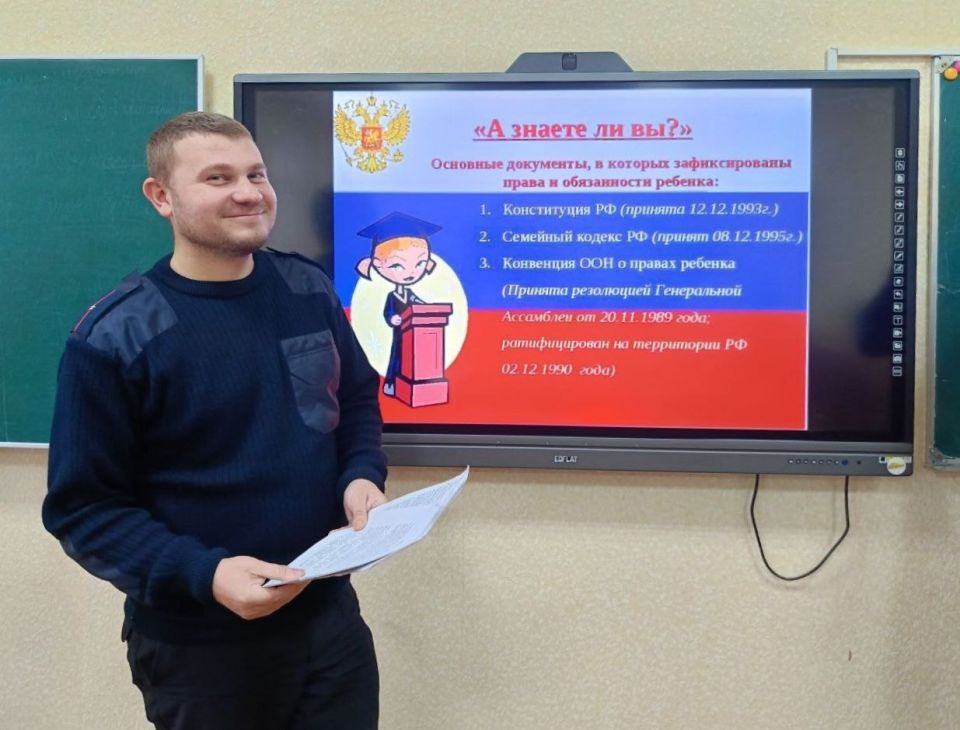 В преддверии Всероссийского дня правовой помощи детям, в рамках проекта «Классные встречи», в Брянковской средней школе №4 советник директора Хлапонина Ирина организовала для старшеклассников диалог с инспектором по делам... В преддверии Всероссийского дня правовой помощи детям, в рамках проекта «Классные встречи», в Брянковской средней школе №4 советник директора Хлапонина Ирина организовала для старшеклассников диалог с инспектором по делам...