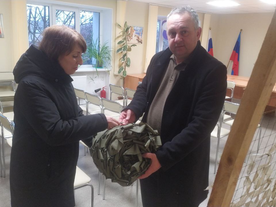 ТИК Станично-Луганского района передала маскировочные сети для участников СВО ТИК Станично-Луганского района передала маскировочные сети для участников СВО