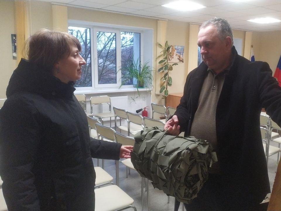 ТИК Станично-Луганского района передала маскировочные сети для участников СВО ТИК Станично-Луганского района передала маскировочные сети для участников СВО