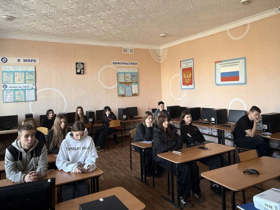 Сотрудники ГБУ ЛНР «МФЦ» в рамках проекта «Цифровая грамотность» провели лекцию для учащихся ГБОУ ЛНР «КСШ № 24 ИМ. И.В. ТУРКЕНИЧА» Сотрудники ГБУ ЛНР «МФЦ» в рамках проекта «Цифровая грамотность» провели лекцию для учащихся ГБОУ ЛНР «КСШ № 24 ИМ. И.В. ТУРКЕНИЧА»