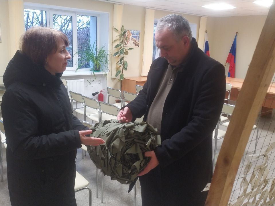ТИК Станично-Луганского района передала маскировочные сети для участников СВО