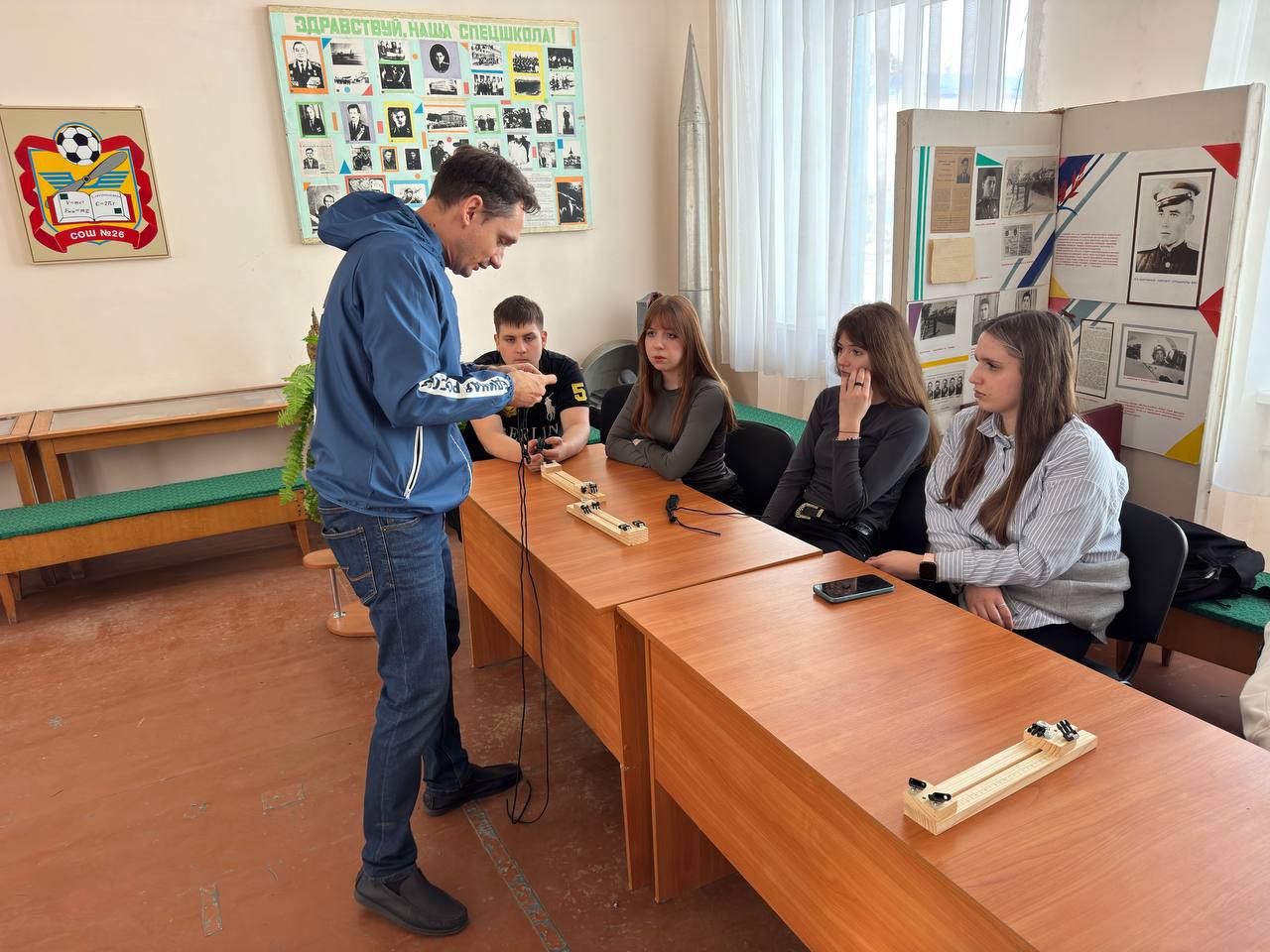 Окопные свечи, масксети и гумпомощь: Жители ЛНР всеми силами помогают фронту Окопные свечи, масксети и гумпомощь: Жители ЛНР всеми силами помогают фронту