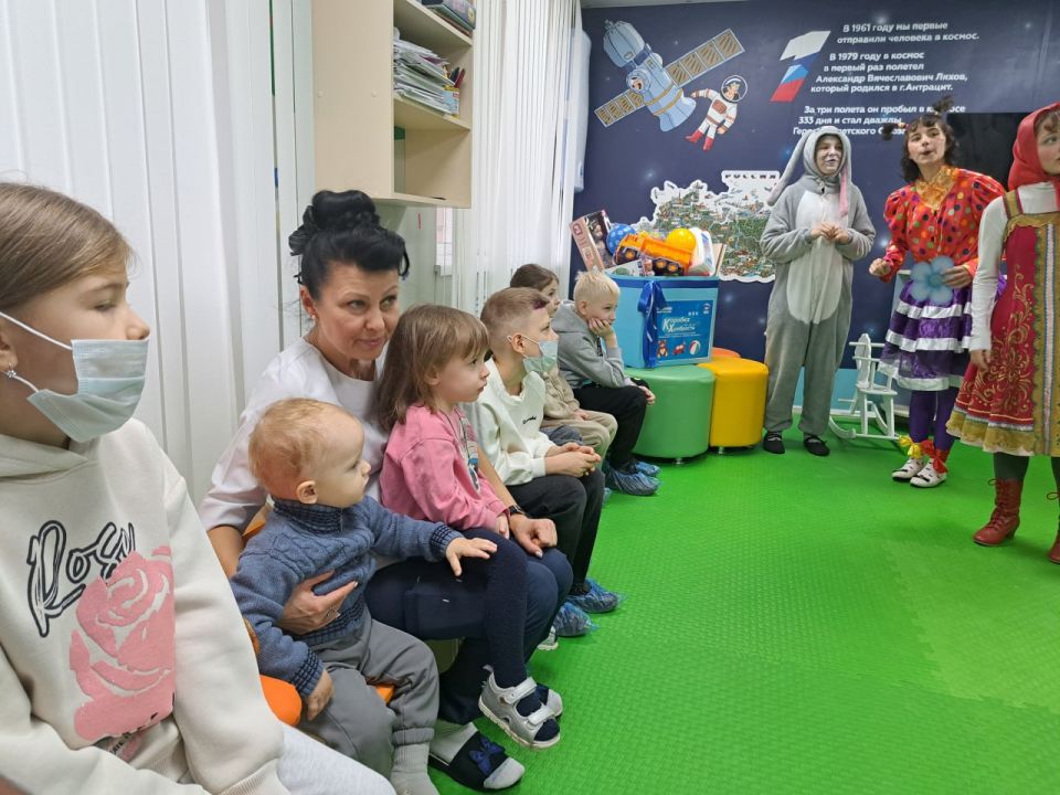 Единороссы передали игрушки пациентам детских больниц Свердловска Единороссы передали игрушки пациентам детских больниц Свердловска