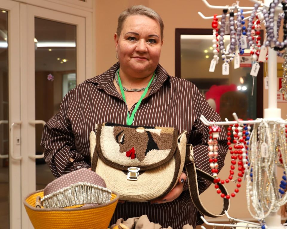 Город мастеров. Локальные бренды меняют экономику Ярмарка-форум «Сделано в Луганске», прошедшая 20 ноября в столице республики, собрала десятки местных брендов и мастеров, превратив Дворец культуры имени Ленина в... Город мастеров. Локальные бренды меняют экономику Ярмарка-форум «Сделано в Луганске», прошедшая 20 ноября в столице республики, собрала десятки местных брендов и мастеров, превратив Дворец культуры имени Ленина в...