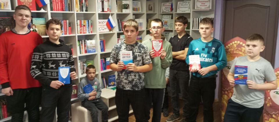 В Новоайдарской библиотеке прошел литературный обзор «Все краски детства» В Новоайдарской библиотеке прошел литературный обзор «Все краски детства»