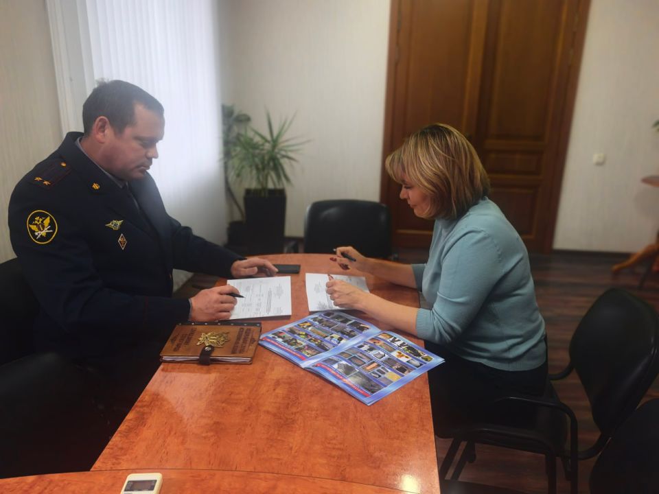 Сегодня временно исполняющий полномочия Главы Краснодонского муниципального округа Анна Гончарова провела рабочую встречу с заместителем начальника ФКУ ИК4 УФСИН России по Луганской Народной Республике Кучером Николаем Сегодня временно исполняющий полномочия Главы Краснодонского муниципального округа Анна Гончарова провела рабочую встречу с заместителем начальника ФКУ ИК4 УФСИН России по Луганской Народной Республике Кучером Николаем