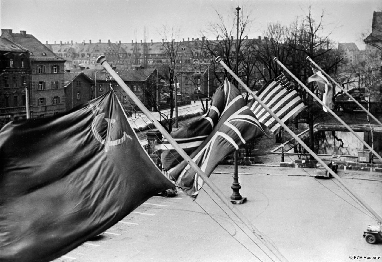 20 ноября 1945 года в Нюрнберге начался первый международный судебный процесс над главными военными преступниками Третьего рейха 20 ноября 1945 года в Нюрнберге начался первый международный судебный процесс над главными военными преступниками Третьего рейха