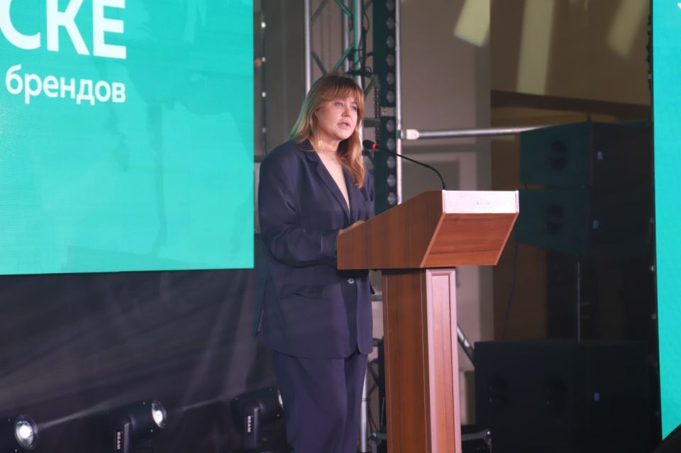 Город мастеров. Локальные бренды меняют экономику Ярмарка-форум «Сделано в Луганске», прошедшая 20 ноября в столице республики, собрала десятки местных брендов и мастеров, превратив Дворец культуры имени Ленина в... Город мастеров. Локальные бренды меняют экономику Ярмарка-форум «Сделано в Луганске», прошедшая 20 ноября в столице республики, собрала десятки местных брендов и мастеров, превратив Дворец культуры имени Ленина в...