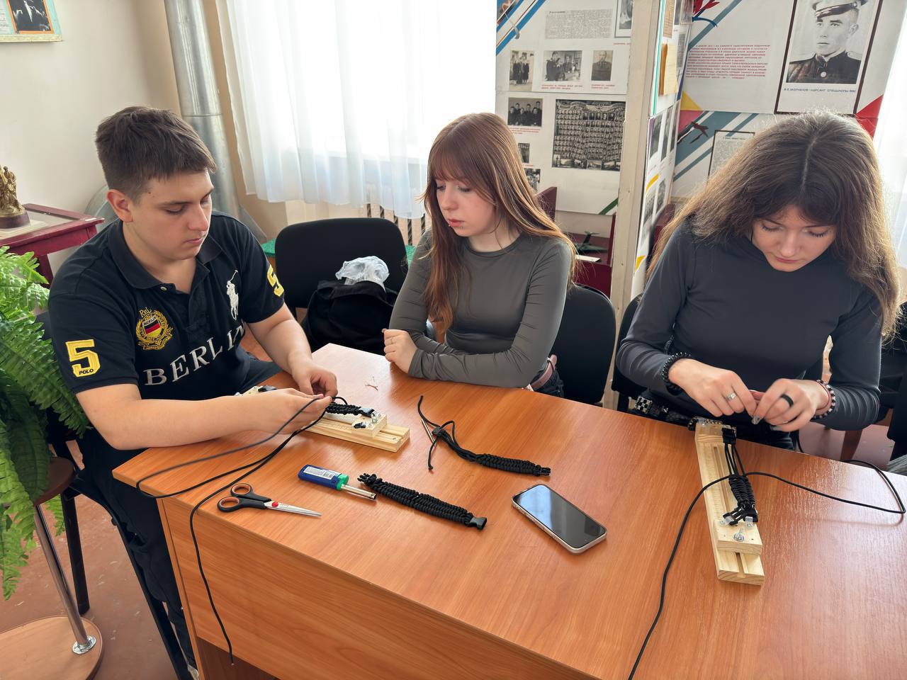 Окопные свечи, масксети и гумпомощь: Жители ЛНР всеми силами помогают фронту Окопные свечи, масксети и гумпомощь: Жители ЛНР всеми силами помогают фронту