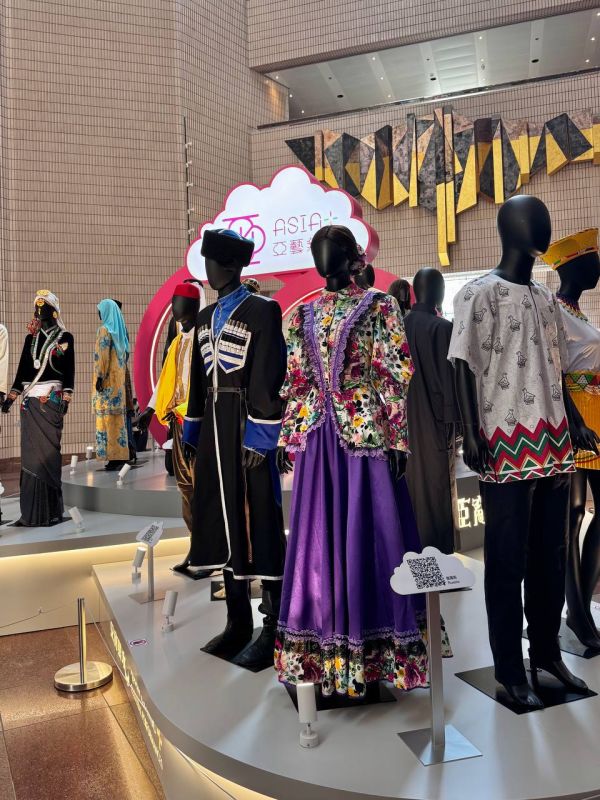 16 ноября 2025 года Генеральный консул России в Гонконге Анатолий Каргаполов принял участие в официальной церемонии открытия программы «Азиатские этнические культурные выступления+» в рамках многонационального Фестиваля... 16 ноября 2025 года Генеральный консул России в Гонконге Анатолий Каргаполов принял участие в официальной церемонии открытия программы «Азиатские этнические культурные выступления+» в рамках многонационального Фестиваля...