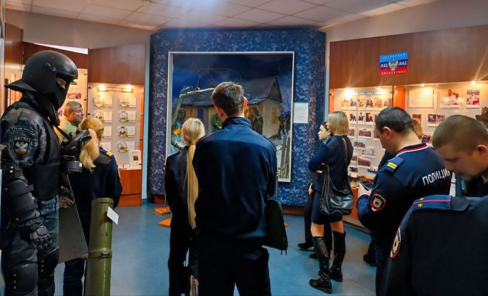 1111Антрацитовским правоохранителям рассказали об истории луганской полиции