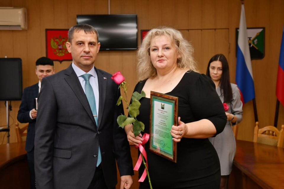 Сотрудников налоговой службы Свердловского муниципального округа ЛНР поздравили с профессиональным праздником Сотрудников налоговой службы Свердловского муниципального округа ЛНР поздравили с профессиональным праздником