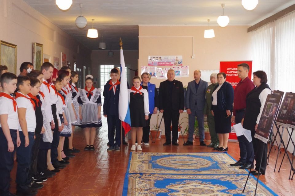 Сергей Крамаренко: Сегодня вместе с депутатом Народного Совета ЛНР, Секретарем местного отделения ВПП «Единая Россия" Светланой Гизай, депутатом Народного Совета ЛНР координатором партпроекта «Историческая память» Юрием... Сергей Крамаренко: Сегодня вместе с депутатом Народного Совета ЛНР, Секретарем местного отделения ВПП «Единая Россия" Светланой Гизай, депутатом Народного Совета ЛНР координатором партпроекта «Историческая память» Юрием...