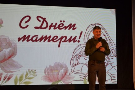 Владимир Чернев: Сегодня, в преддверии Дня матери, в Старобельском районном дворце культуры прошёл праздничный концерт