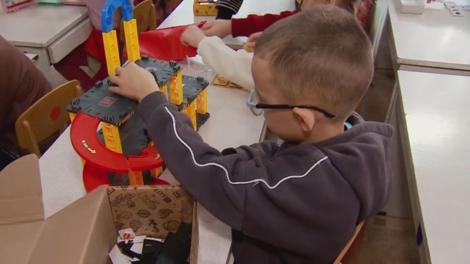 Женское движение Тюменского регионального отделения «Единой России» передало детскому саду «Ладушки» г. Молодогвардейска 85 детских игрушек, 50 настольных игр и столько же книг для дошколят