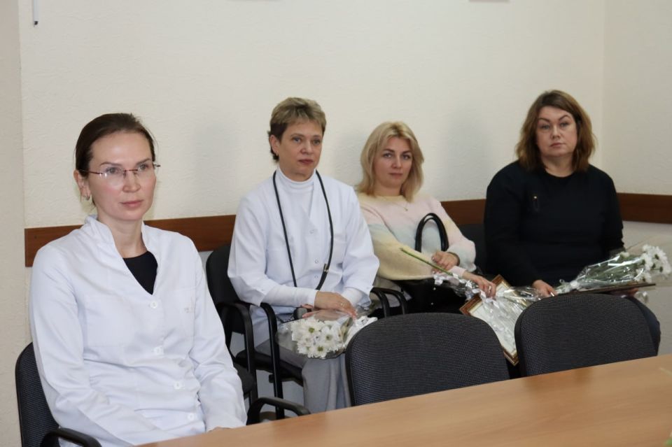 Светлана Гребенькова: Выполнила приятную миссию – от имени жителей города поблагодарила вологодских врачей, прибывших в командировку в наш город Светлана Гребенькова: Выполнила приятную миссию – от имени жителей города поблагодарила вологодских врачей, прибывших в командировку в наш город