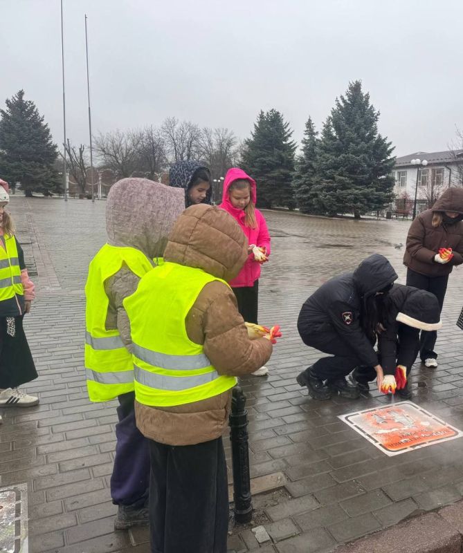 Сотрудники ОГИБДД ОМВД России «Краснодонский» совместно с отрядом ЮИД "Светофор" провели профилактическую акцию «Трафарет безопасности», направленную на привлечение внимания пешеходов Сотрудники ОГИБДД ОМВД России «Краснодонский» совместно с отрядом ЮИД "Светофор" провели профилактическую акцию «Трафарет безопасности», направленную на привлечение внимания пешеходов