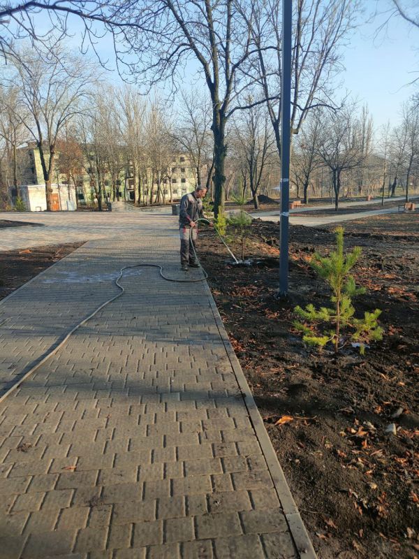 Сегодня в нашем городе продолжались работы по благоустройству Сегодня в нашем городе продолжались работы по благоустройству