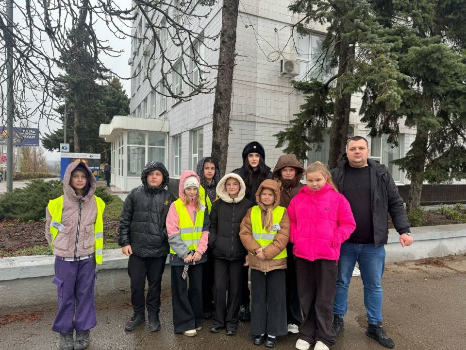 Сотрудники ОГИБДД ОМВД России «Краснодонский» совместно с отрядом ЮИД "Светофор" провели профилактическую акцию «Трафарет безопасности», направленную на привлечение внимания пешеходов Сотрудники ОГИБДД ОМВД России «Краснодонский» совместно с отрядом ЮИД "Светофор" провели профилактическую акцию «Трафарет безопасности», направленную на привлечение внимания пешеходов