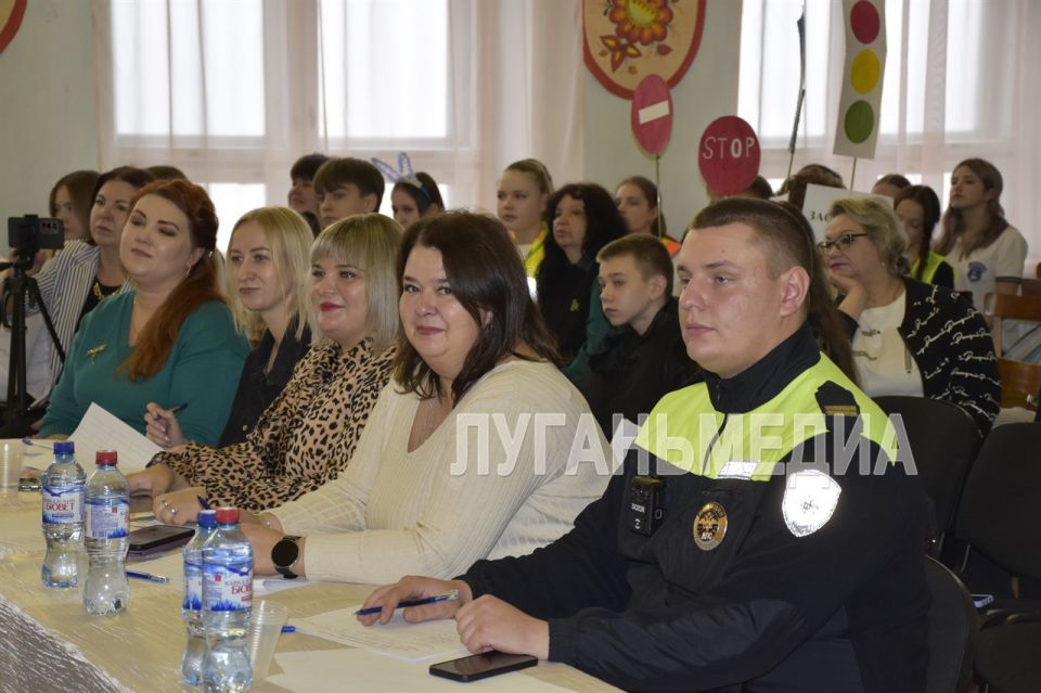 В Краснолучской школе № 2 состоялся конкурс агитбригад, посвященный профилактике ДТП и важности использования световозвращающих элементов (СВЭ) для пешеходов В Краснолучской школе № 2 состоялся конкурс агитбригад, посвященный профилактике ДТП и важности использования световозвращающих элементов (СВЭ) для пешеходов