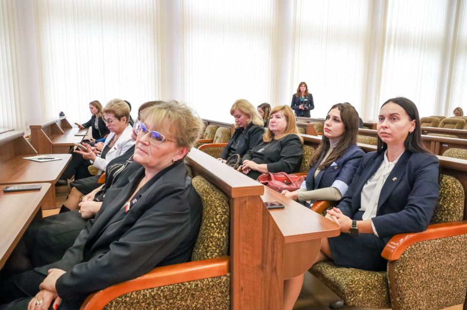 Алёна Лумеровская: Сегодня приняла участие в публичных слушаниях по проекту бюджета Луганской Народной Республики на 2026 год и на плановый период 2027–2028 годов, которые прошли в Луганске под председательством Спикера... Алёна Лумеровская: Сегодня приняла участие в публичных слушаниях по проекту бюджета Луганской Народной Республики на 2026 год и на плановый период 2027–2028 годов, которые прошли в Луганске под председательством Спикера...