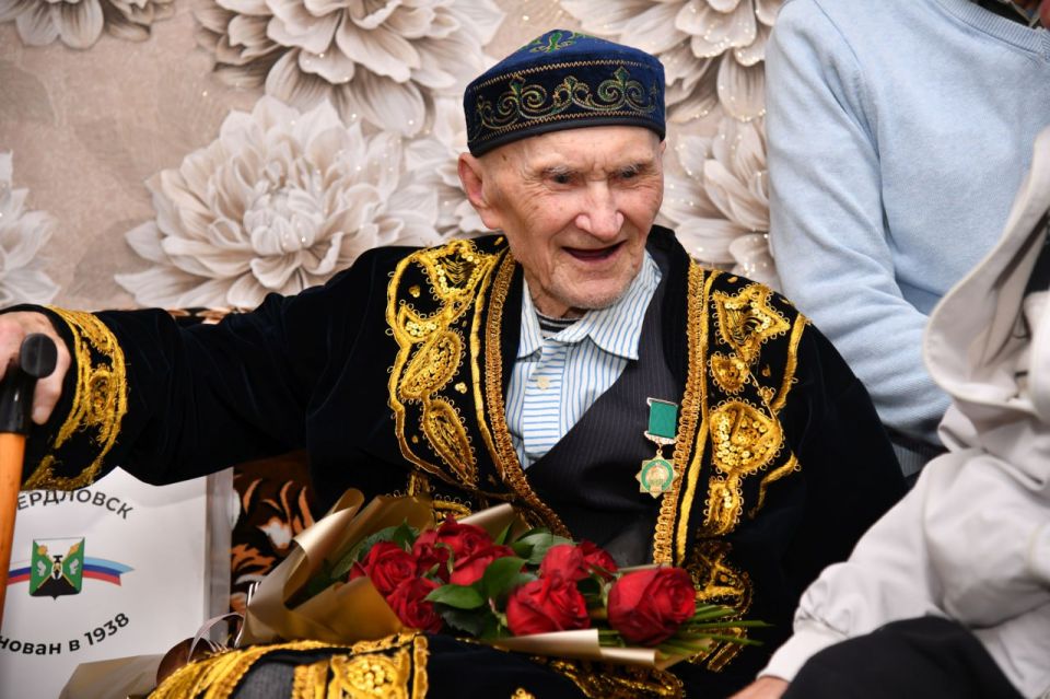 ВрИП Главы округа Игорь Ковальчук поздравил долгожителя Свердловска Шарифжана Кайбулина с 90-летием ВрИП Главы округа Игорь Ковальчук поздравил долгожителя Свердловска Шарифжана Кайбулина с 90-летием