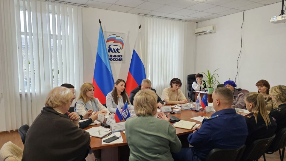 Анна Сорока: 20 ноября с 10:00 до 12:00 в Региональной общественной приемной председателя партии «Единая Россия» Дмитрия Медведева в Луганской Народной Республике прошёл совместный приём граждан в рамках Всероссийского... Анна Сорока: 20 ноября с 10:00 до 12:00 в Региональной общественной приемной председателя партии «Единая Россия» Дмитрия Медведева в Луганской Народной Республике прошёл совместный приём граждан в рамках Всероссийского...