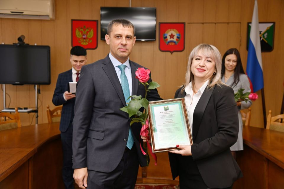 Сотрудников налоговой службы Свердловского муниципального округа ЛНР поздравили с профессиональным праздником Сотрудников налоговой службы Свердловского муниципального округа ЛНР поздравили с профессиональным праздником