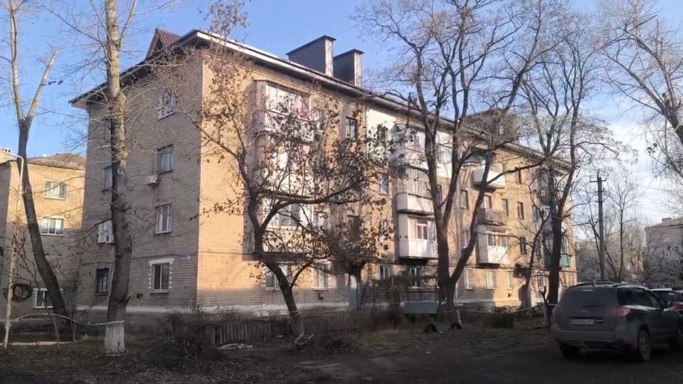 Строители тюменской компании «СТИЛЛ» монтируют водосточную и молниезащитную системы на скатной крыше дома № 2 на ул. Коцюбинского в г. Молодогвардейске. Здесь капитальный ремонт выполнен более чем на 80% Строители тюменской компании «СТИЛЛ» монтируют водосточную и молниезащитную системы на скатной крыше дома № 2 на ул. Коцюбинского в г. Молодогвардейске. Здесь капитальный ремонт выполнен более чем на 80%
