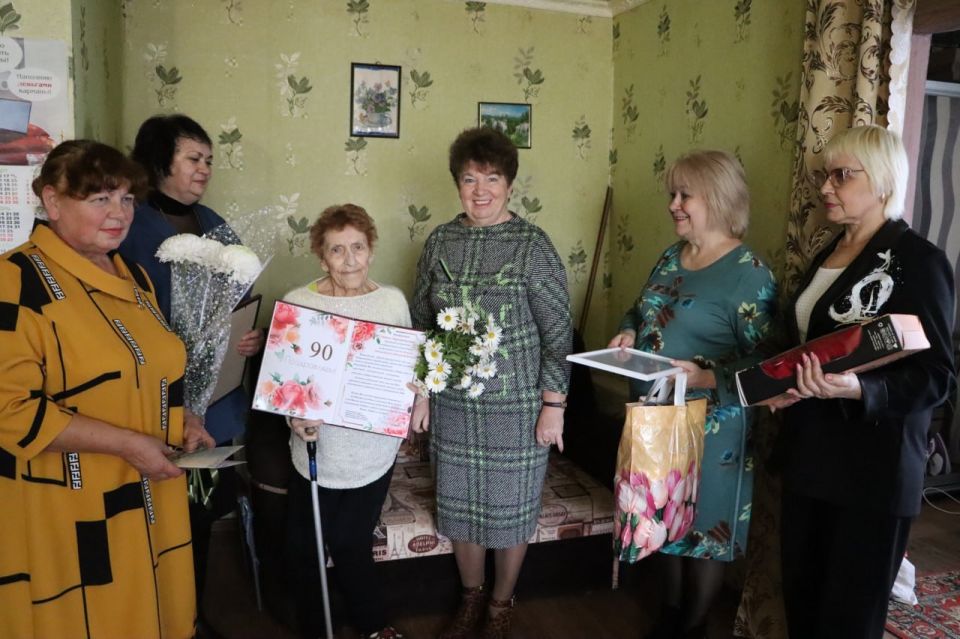 В Стаханове, Старобельске и Кременной активисты «Единой России» поздравили долгожителей с юбилеями В Стаханове, Старобельске и Кременной активисты «Единой России» поздравили долгожителей с юбилеями
