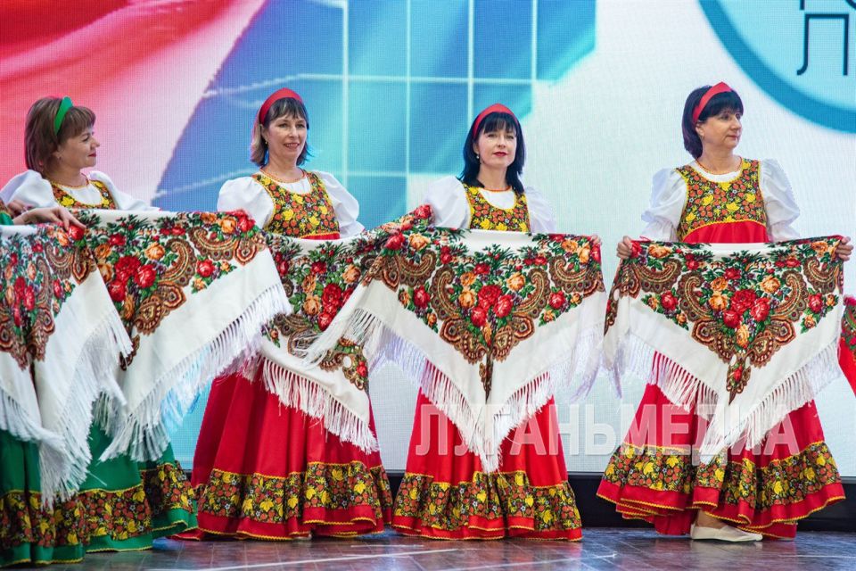 В Луганске отметили столетие школы имени Александра Молодчего В Луганске отметили столетие школы имени Александра Молодчего