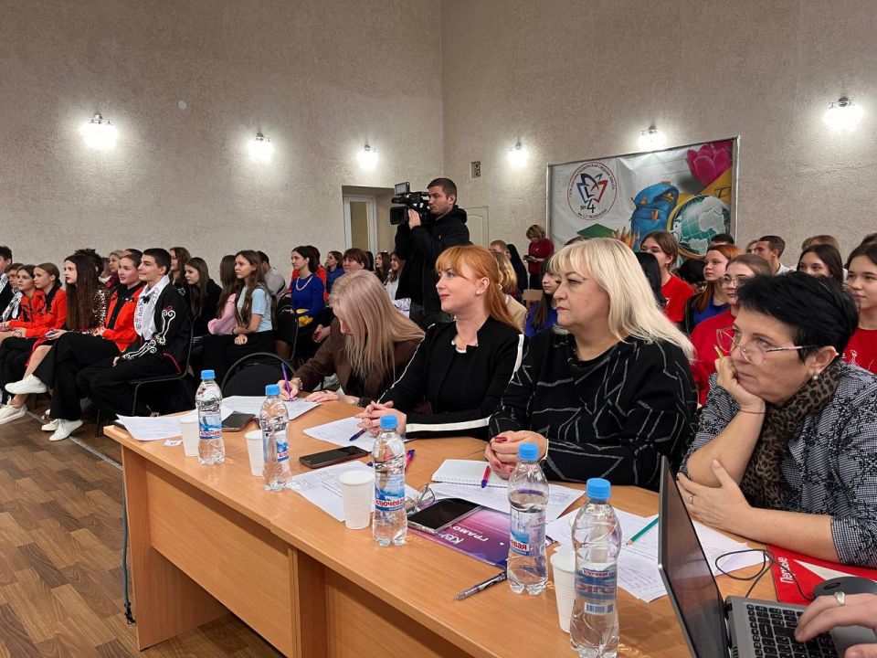 20 ноября на базе Краснодонской средней школы №4 прошёл четвертьфинал проекта «КВН. Первые» 2025-2026 Луганской Народной Республики 20 ноября на базе Краснодонской средней школы №4 прошёл четвертьфинал проекта «КВН. Первые» 2025-2026 Луганской Народной Республики