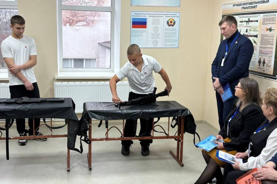 В рамках развития межмуниципального сотрудничества и обмена передовыми практиками в сфере общего образования состоялся рабочий визит делегации руководителей общеобразовательных организаций города Гуково в образовательные... В рамках развития межмуниципального сотрудничества и обмена передовыми практиками в сфере общего образования состоялся рабочий визит делегации руководителей общеобразовательных организаций города Гуково в образовательные...