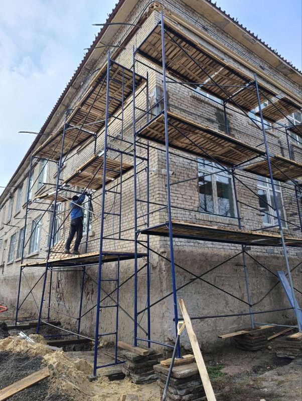 Сборка каркаса сцены в актовом зале началась в здании администрации Беловодска при участии региона-шефа Сборка каркаса сцены в актовом зале началась в здании администрации Беловодска при участии региона-шефа